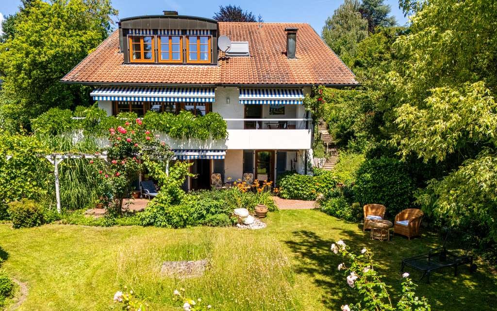 Immobilie in Bodnegg - Architektenhaus im Landhausstil mit Gartenidyll und traumhaftem Fernblick - Bild 0