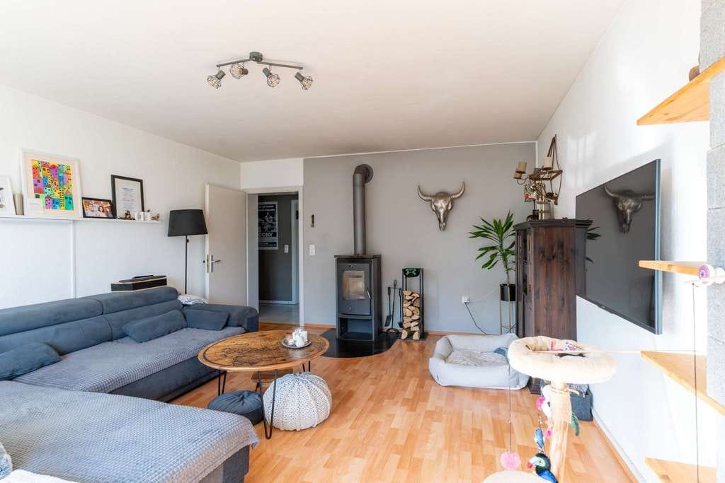Immobilie in Betzigau - Sonnige 4-Zimmer-Wohnung mit Kamin & Südbalkon in ruhiger Lage von Betzigau - Bild 2