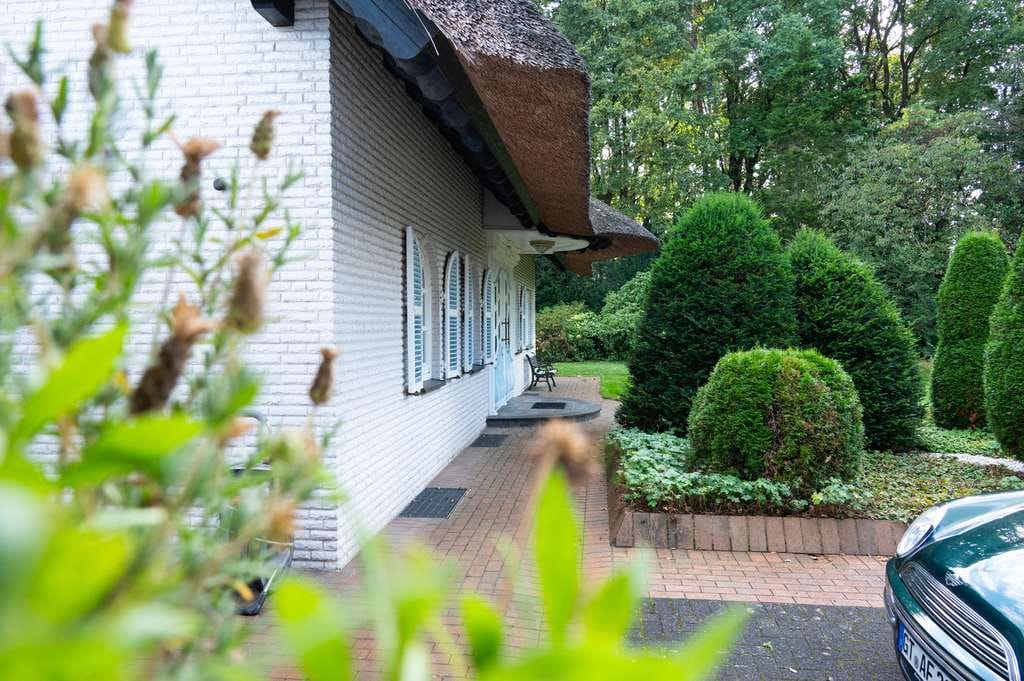 Immobilie in Schloß Holte-Stukenbrock - Exklusive Reetdachvilla  & separatem Wohnhaus in wundervoller Lage - Bild 1