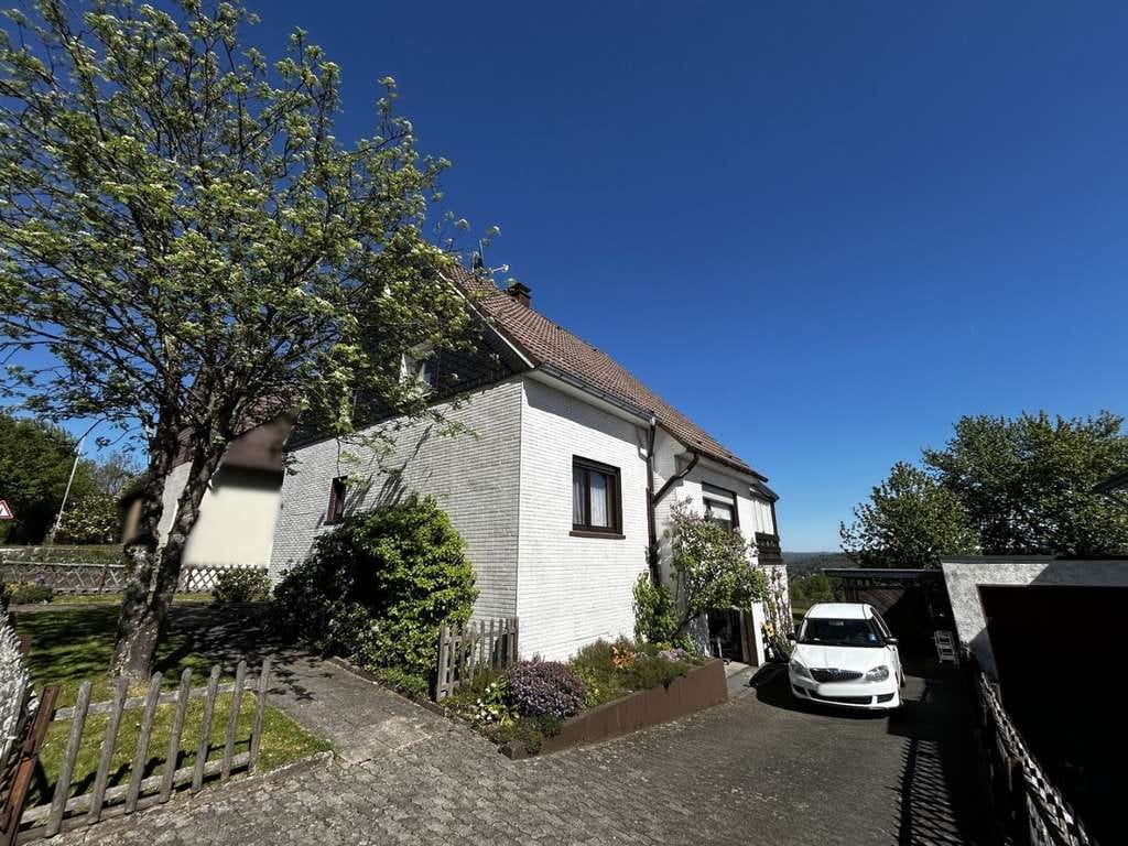Immobilie in Wiehl - Wiehl-Hengstenberg: Freistehendes Einfamilienhaus mit unverbautem Blick ins Grüne - Bild 0