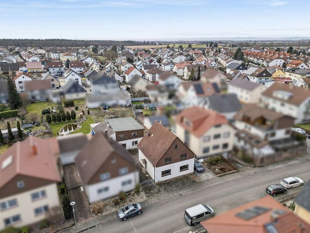 Immobilie in Reilingen - Zweifamilienhaus mit Nebengebäude auf großem Grundstück in Reilingen - Bild 1