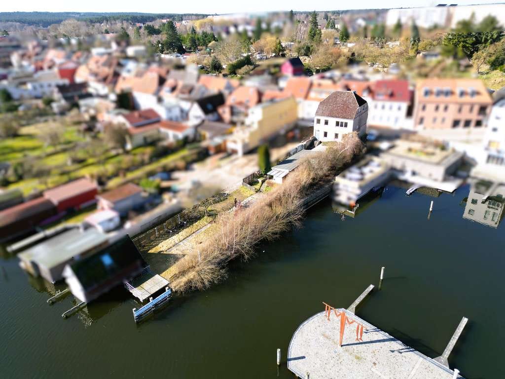 Immobilie in Malchow - Exklusives Seegrundstück am Malchower Stadthafen mit Steg und großem Entwicklungspotenzial - Bild 1