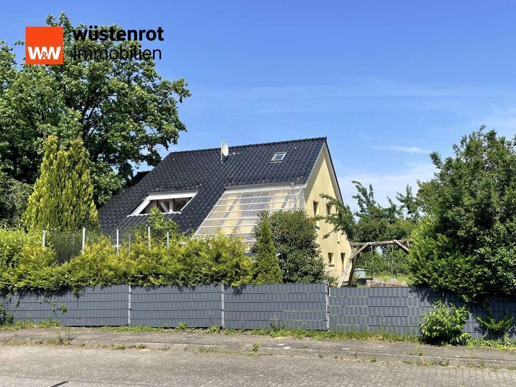 Immobilie in Fahrenkrug - Vielseitiges Zweifamilienhaus mit Energieeffizienzklasse A auf großzügigem Grundstück in Fahrenkrug - Bild 1