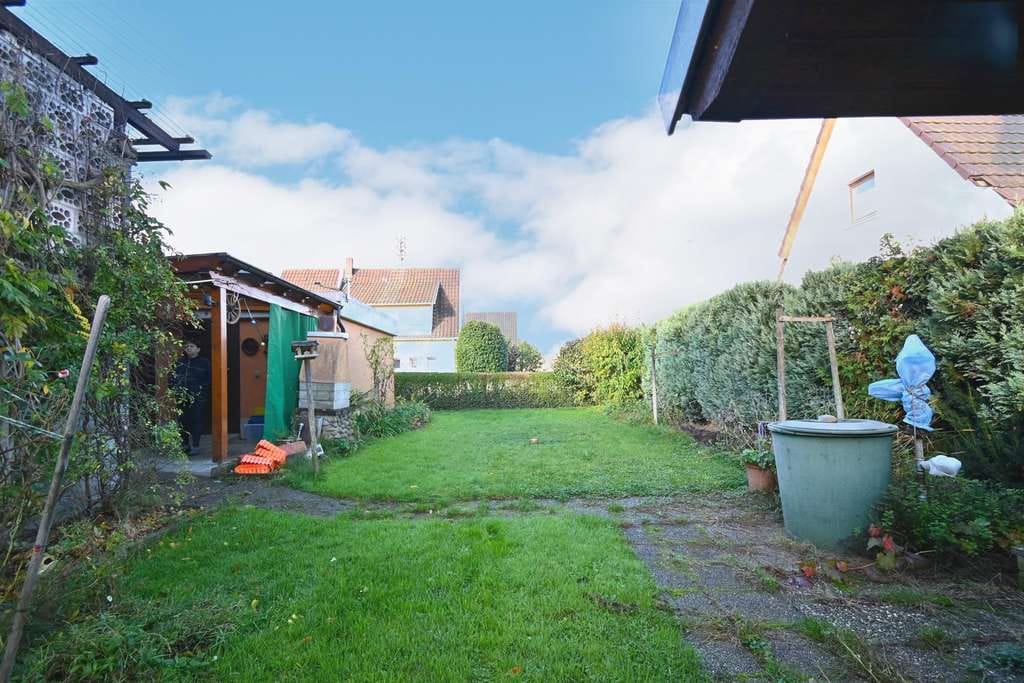 Immobilie in Herbolzheim - Charmantes Zweifamilienhaus (als DHH) mit Doppelgarage und großem Garten  - Bild 3
