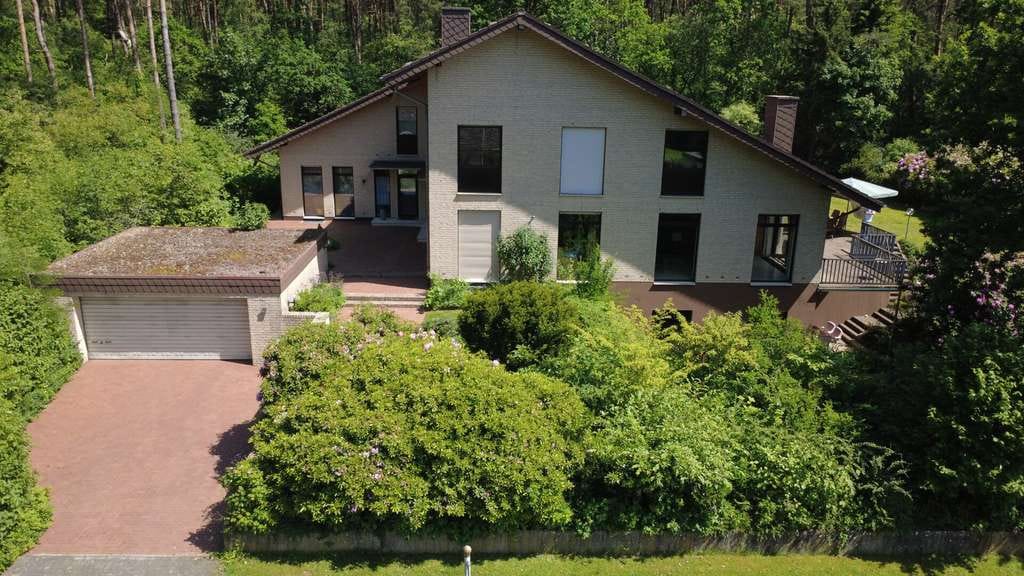 Immobilie in Augustdorf - gepflegtes, extravagantes Zweifamilienhaus mit Potential für weitere Wohneinheiten - Bild 2