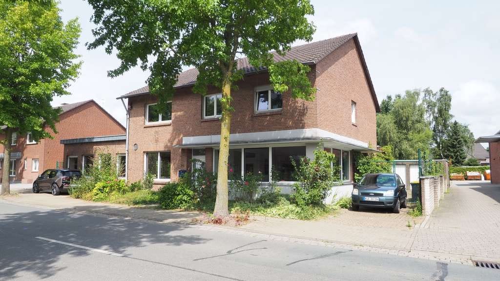 Immobilie in Uedem - Großes, multifunktionelles Objekt mit einzigartigem Saal von 120 m2, insgesamt 355m2 ! - Bild 1