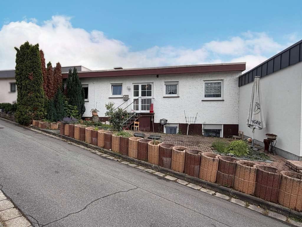 Immobilie in Nieder-Olm - Großzügiger Reihenmittelbungalow mit Einliegerwohnung in begehrter Lage! - Bild 1