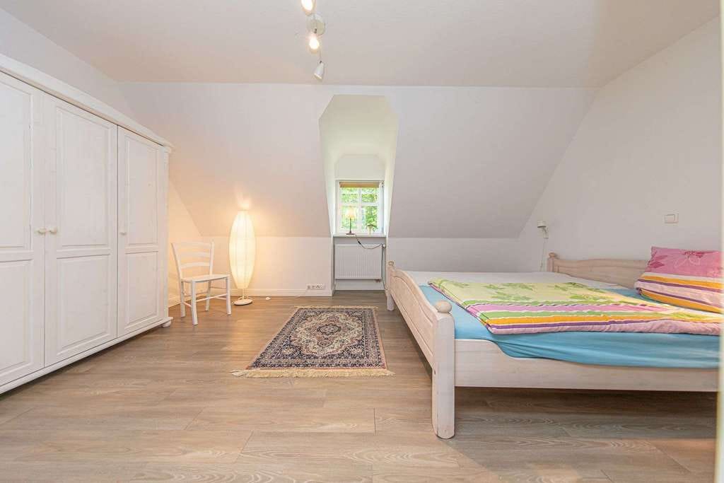 Immobilie in Stedesand - Außergewöhnliches Wohnen im großen Loft – Großzügige Dachgeschosswohnung mit Kamin & Gartenanteil - Bild 3