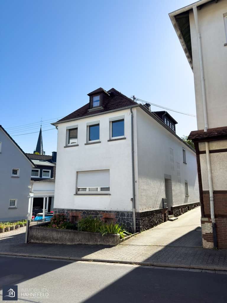 Immobilie in Hundsangen - Kapitalanlage in Hundsangen – Vorder- & Hinterhaus mit 6 Wohneinheiten und Garagen - Bild 0