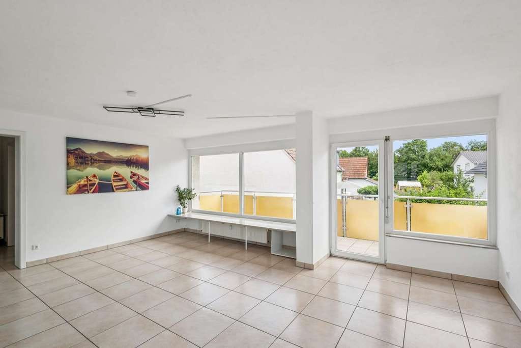 Immobilie in Freiberg am Neckar - Helle 3,5-Zimmer-Wohnung mit großem Balkon, Garage & Stellplatz – sofort verfügbar - Bild 0