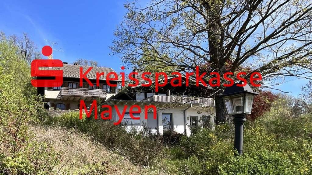 Immobilie in Kempenich - Wohnanwesen mit großem Areal verkehrsgünstig zw. BAB A61 und Nürburgring. - Bild 0