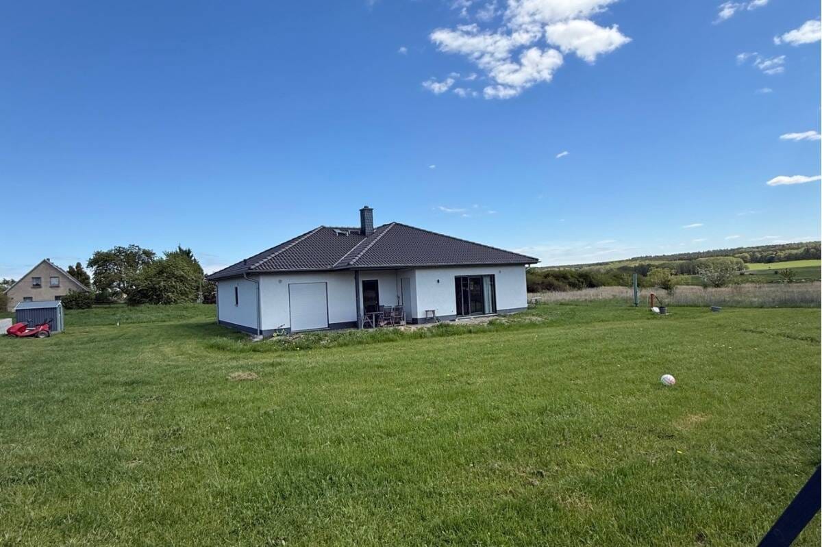 Immobilie in Basedow - Randlage: Neuwertiger Bungalow - Energie A+ - 5 Zimmer - 2 Badezimmer - Einbauküche..... - Bild 2