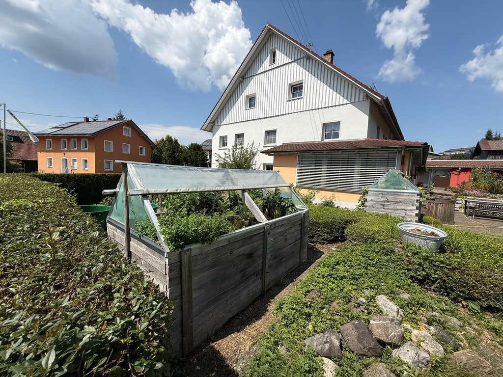 Immobilie in Wolfegg - Sehr gepflegtes Bauernhaus mit wunderschönem Garten und Gartenhaus in Wolfegg, Landkreis Ravensburg - Bild 1