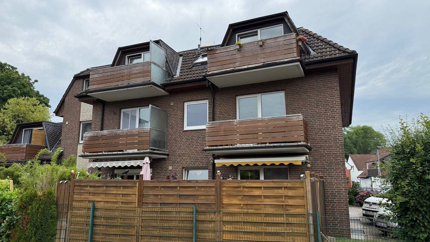 Immobilie in Osterholz-Scharmbeck - Attraktive u. vermietete 2-Zimmer-Dachgeschosswohnung mit Balkon in zentraler Lage von Osterholz-Scharmbeck - Bild 1