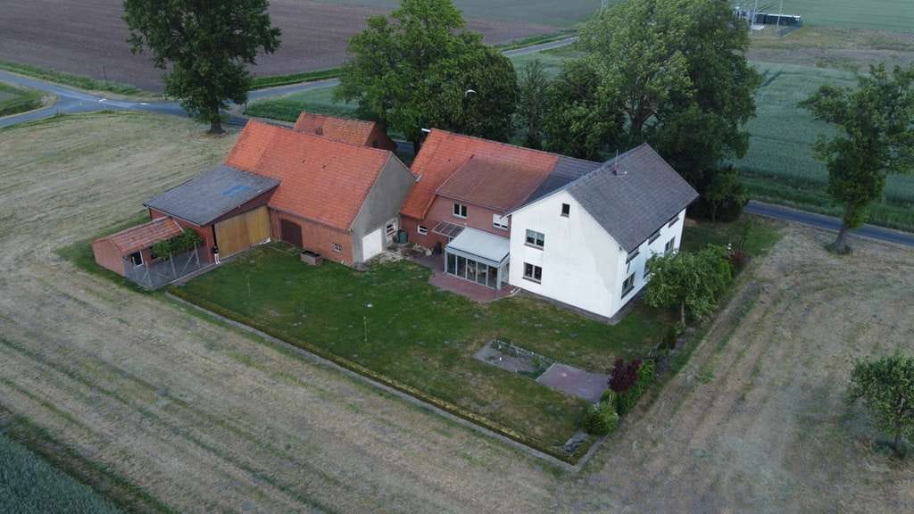 Immobilie in Stemwede - Viel Platz und Potenzial: Haus mit Scheune, Garagen und großem Grundstück - Bild 0