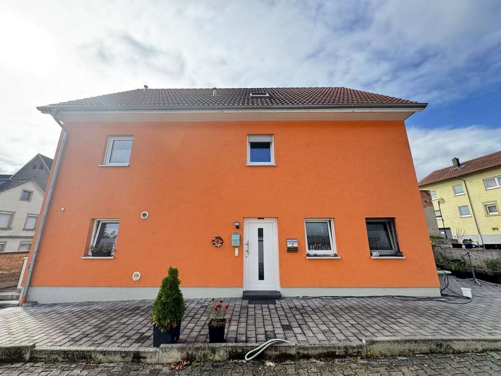 Immobilie in Sulzfeld - Energieeffizientes EFH mit Einliegerwohnung, Terrasse und großem Hof - Bild 1