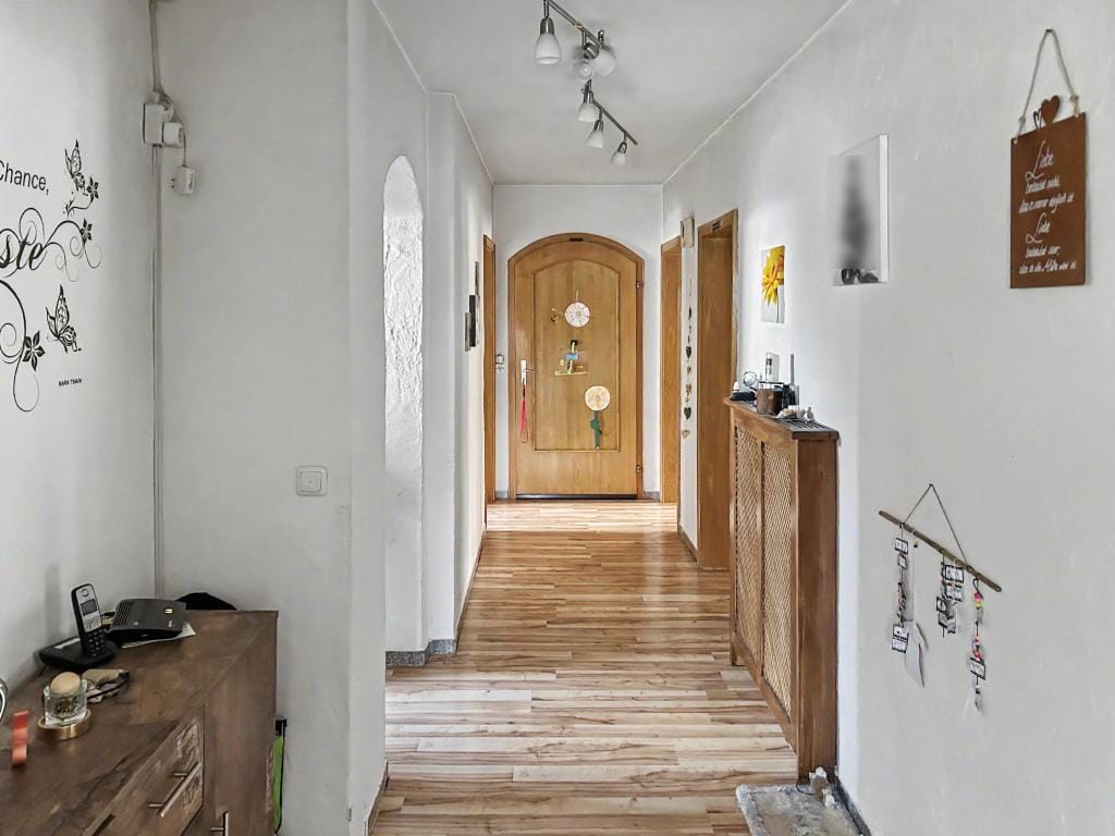 Immobilie in Mamming - Attraktive 5-Zimmer-Erdgeschosswohnung mit Garten, Wintergarten & zusätzlichem Wohnraum in Mamming - Bild 1