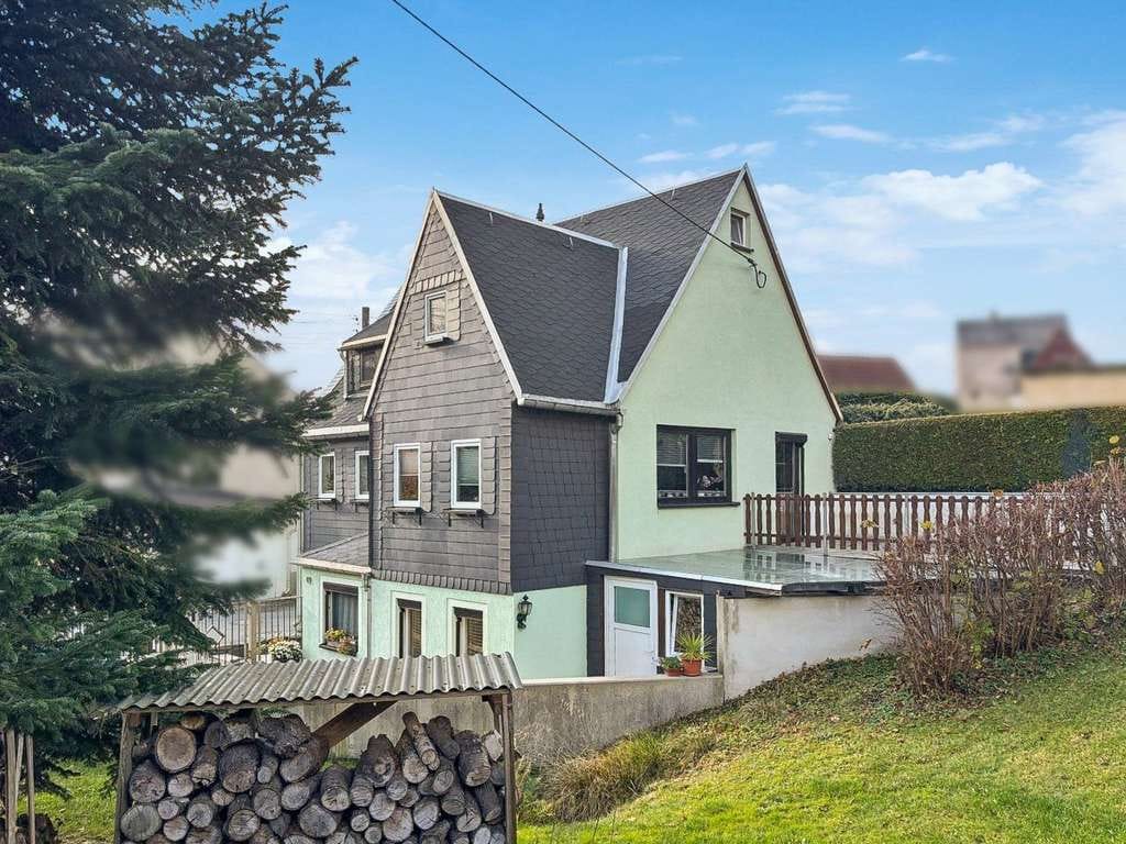 Immobilie in Grünhainichen - Charmantes Einfamilienhaus mit separatem Gartengrundstück in Grünhainichen - Wohnen mit Herz - Bild 0