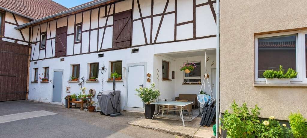 Immobilie in Großrinderfeld - Viel Platz für Familie, Werkstatt & Fahrzeuge – Hofanwesen mit Scheune und Werkstatt - Bild 2