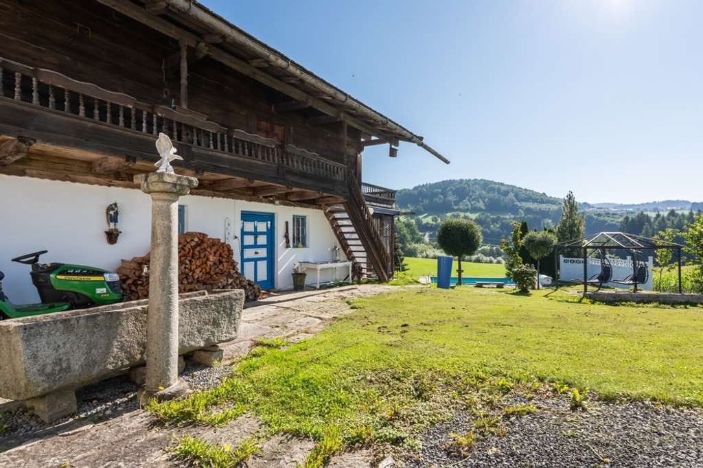 Immobilie in Büchlberg - Exklusives Anwesen mit Gästehaus, Pool und Panoramablick – Ihr Rückzugsort im Bayerischen Wald - Bild 2