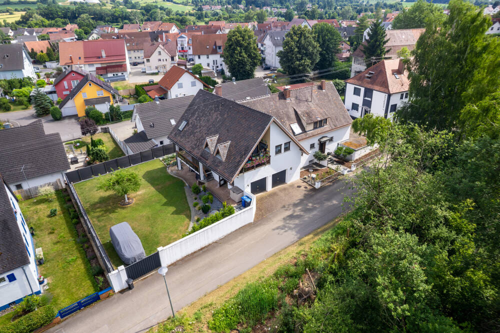 Immobilie in Sigmaringen - Preisreduzierung !! Attraktives 3-Familienhaus mit Schwimmbad, großem Grundstück und hochwertiger Ausstattung - ideal für Kapitalanleger oder Mehrgene - Bild 0