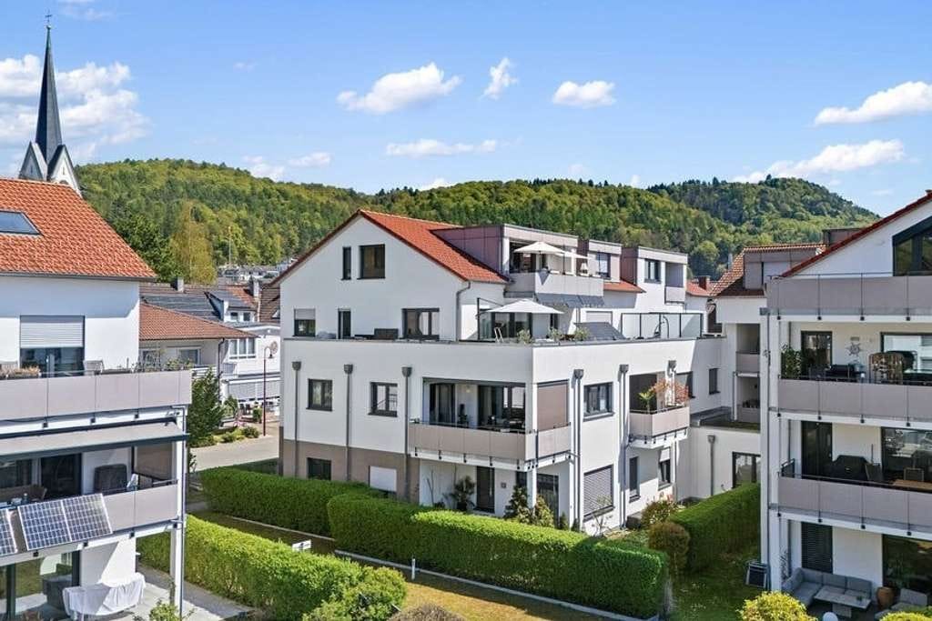 Immobilie in Bodman-Ludwigshafen - TOPZUSTAND: Moderne 4,5-Zimmer-Wohnung mit Balkon und Aufzug in Ludwigshafen am Bodensee! - Bild 1