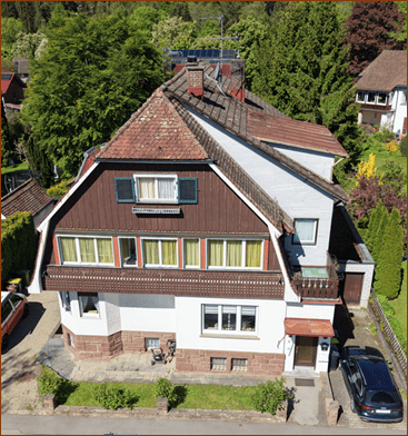 Immobilie in Königsfeld im Schwarzwald - Hochwertig sanierte Wohnung mit Balkon & zusätzlichem Appartment - Bild 0