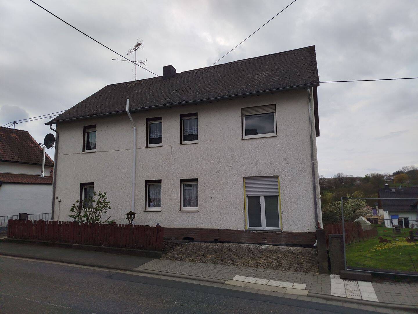 Immobilie in Löhnberg - Bezugsfertige Ein-Zweifamilienhaus mit Hof und Garten - Bild 2