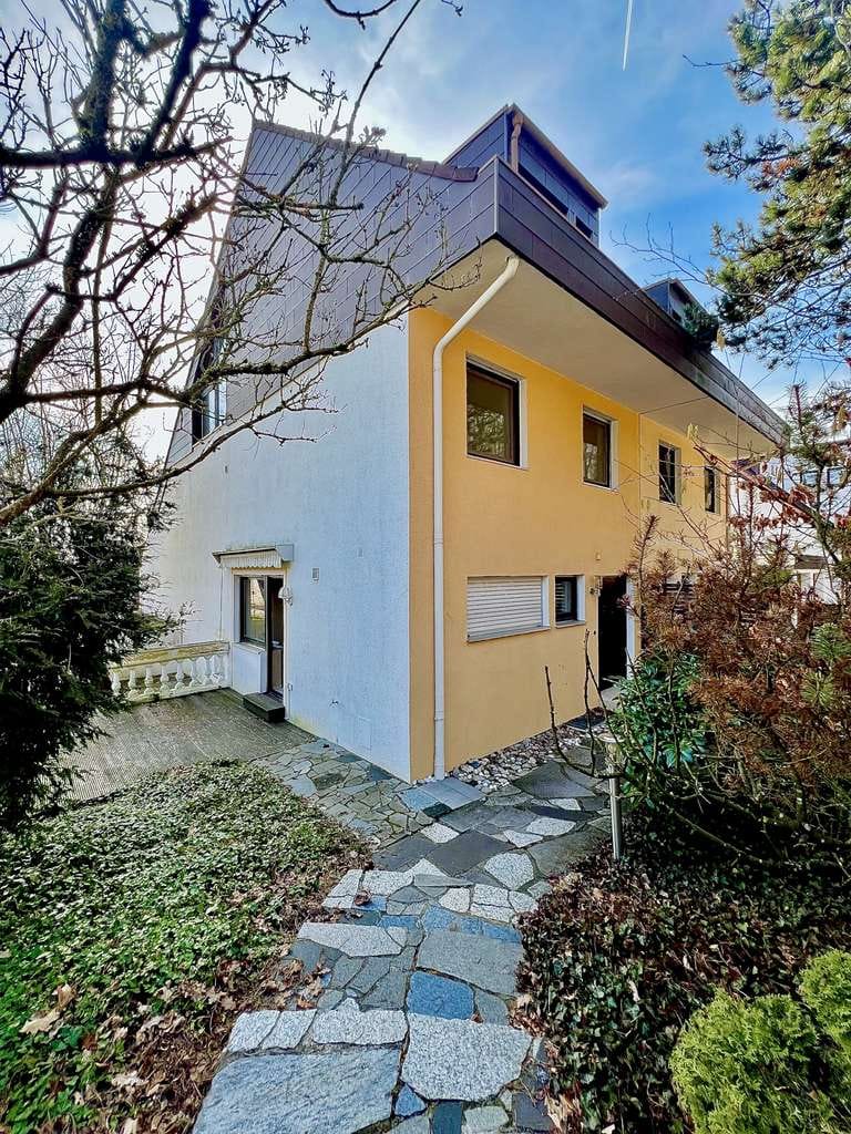 Immobilie in Cadolzburg - Exklusive Split-Level-Doppelhaushälfte mit Galerie, Kaminzimmer, Einliegerwohnung und Fernblick - Bild 1