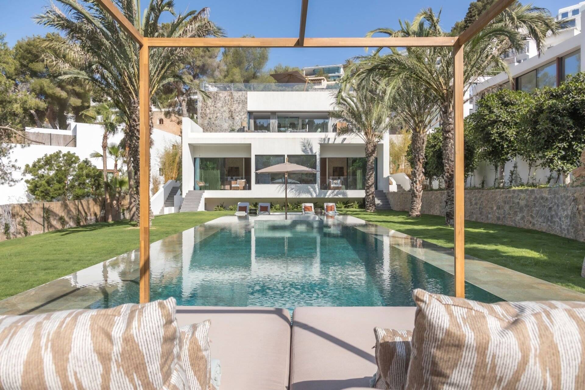 Immobilie in Miesitz - Exklusive, moderne Villa im Bali-Stil mit Blick auf Dalt Vila, 5 Schlafzimmern und 2 privaten Swimmingpools - Bild 1