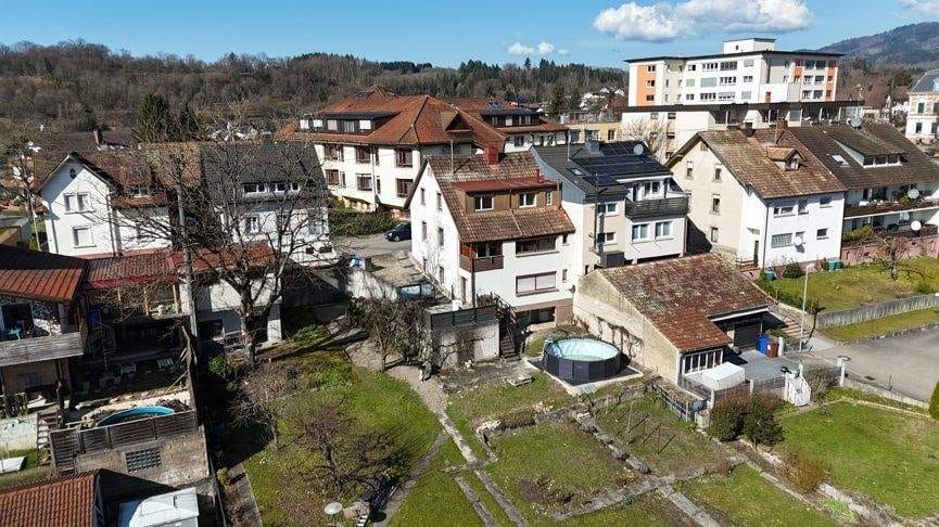 Immobilie in Wehr - Einfamilienhaus mit Einliegerwohnung - Zentrale Lage - Doppelgarage mit Werkstatt - Bild 1