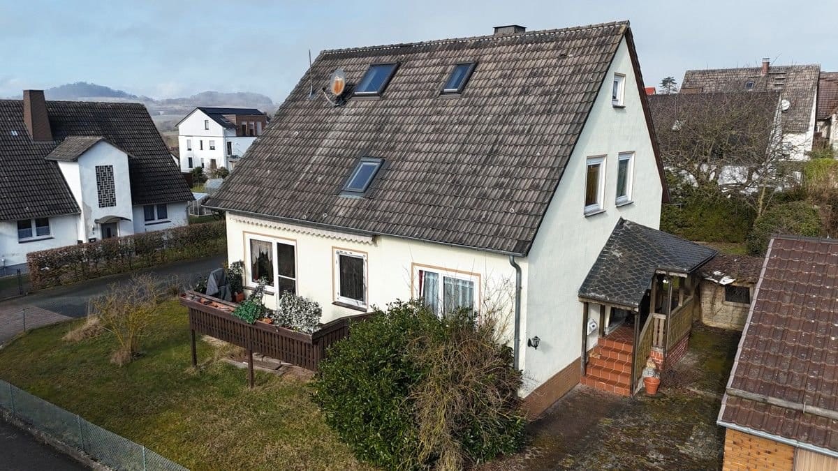 Immobilie in Habichtswald - Zweifamilienhaus in ruhiger Lage von Habichtswald-Ehlen - Viel Potenzial für Ihr Traumhaus - Bild 0