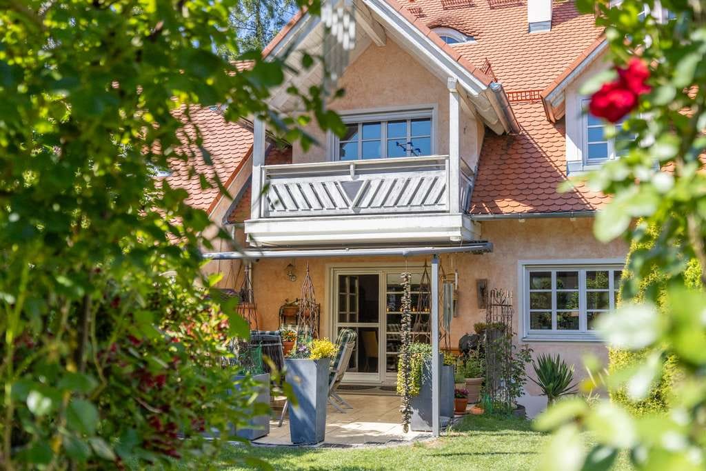 Immobilie in Klosterlechfeld - Exklusive Maisonettewohnung in traumhaft ruhiger Lage– Schlösschen-Architektur, Garten & 2 TG-Plätze - Bild 0