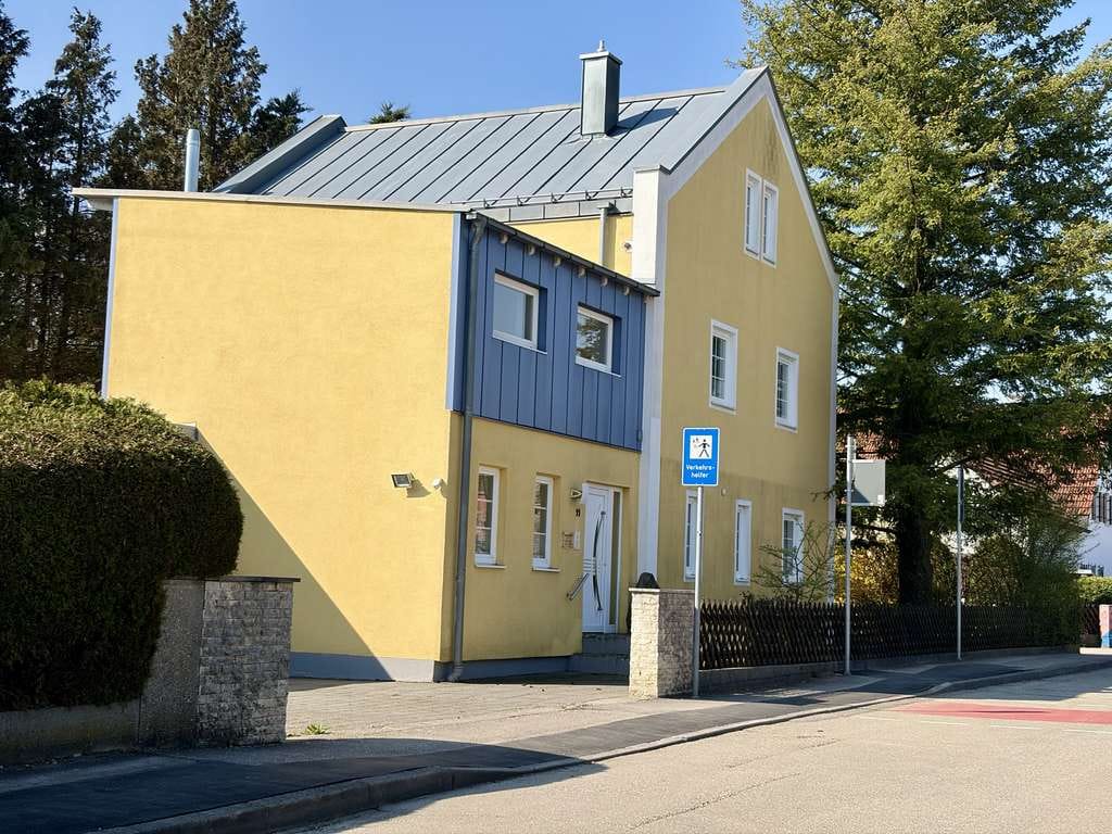 Immobilie in Dorfen - Elegant - großzügig - Top-Lage: Wohnhaus mit  7 Zimmern, DoGarage, Pool    * Angebotsverfahren * - Bild 1