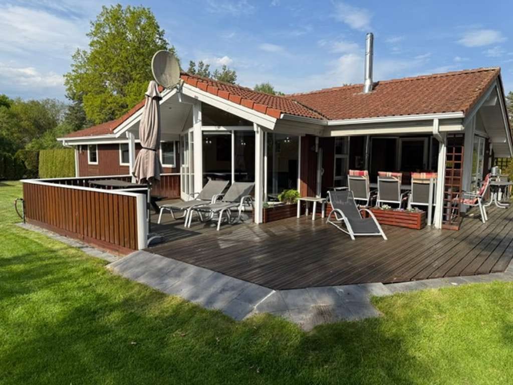Immobilie in Lindow (Mark) - Bungalow-Ferienhaus mit angelegtem Gartengrundstück, Pool beheizbar, finnische Grill-Kota, Sauna, Ka - Bild 1