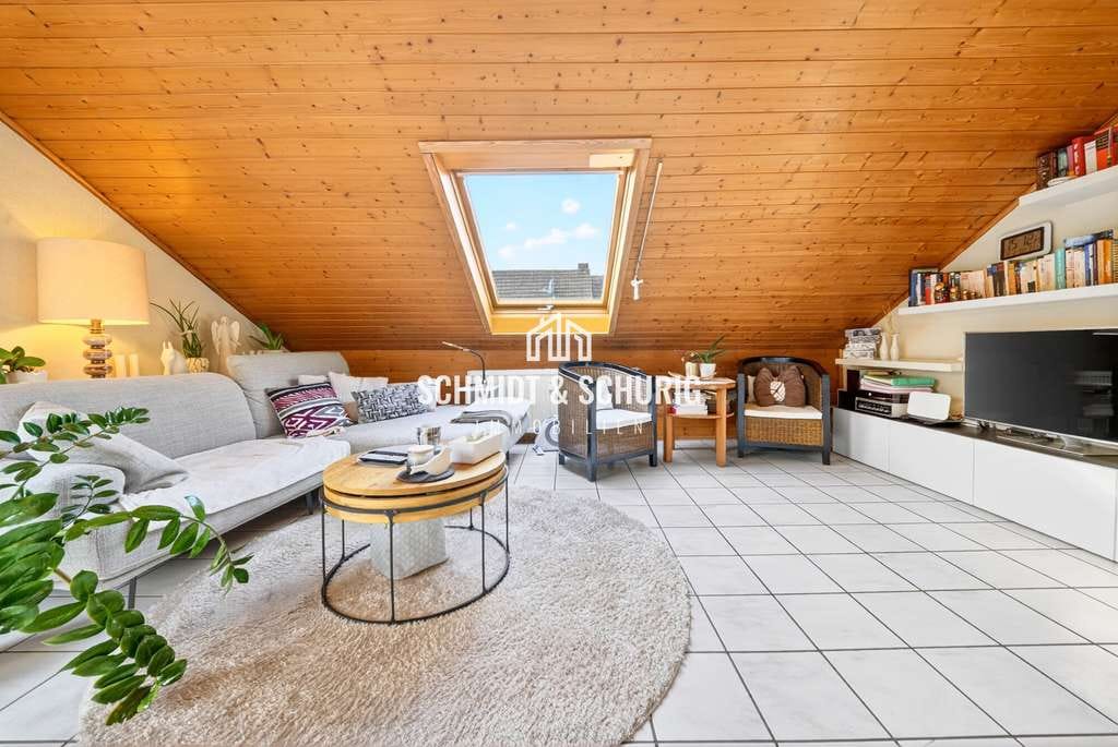 Immobilie in Königsbach-Stein - Stilvolle 4‑Zimmer-Dachgeschosswohnung mit Südbalkon und moderner Heiztechnik - Bild 2