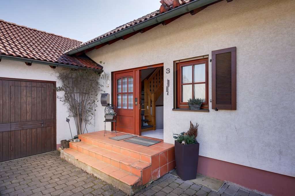 Immobilie in Merklingen - Viel Platz für Ideen: Freistehendes Einfamilienhaus mit großem Ausbaupotenzial - Bild 3