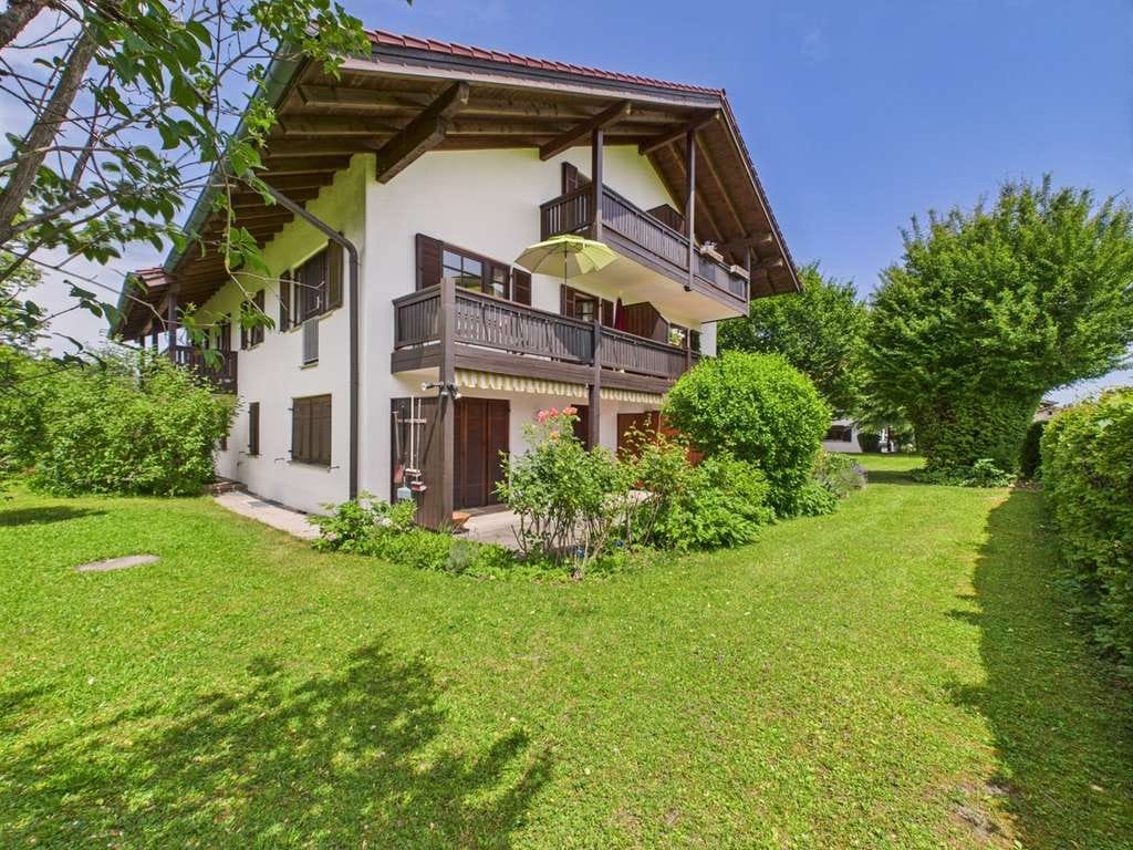 Immobilie in Prien am Chiemsee - sehr gepflegte Wohnung im 1. OG mit 2 Balkonen & traumhaftem Ausblick in einer idyllischen Wohnlage - Bild 0