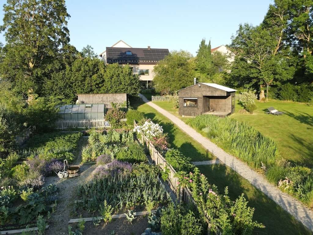 Immobilie in Rottenbuch - Unverbaubarer Weitblick auf 16.166 m² Grund, Architektenhaus in sonniger Höhenlage - Bild 2