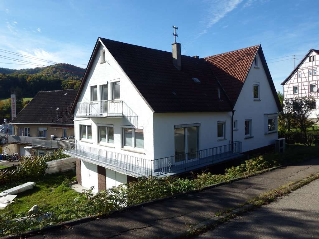 Immobilie in Burladingen - Komplett saniertes Haus mit Werkstatt und Platz für Hobby oder Fuhrpark - Bild 1