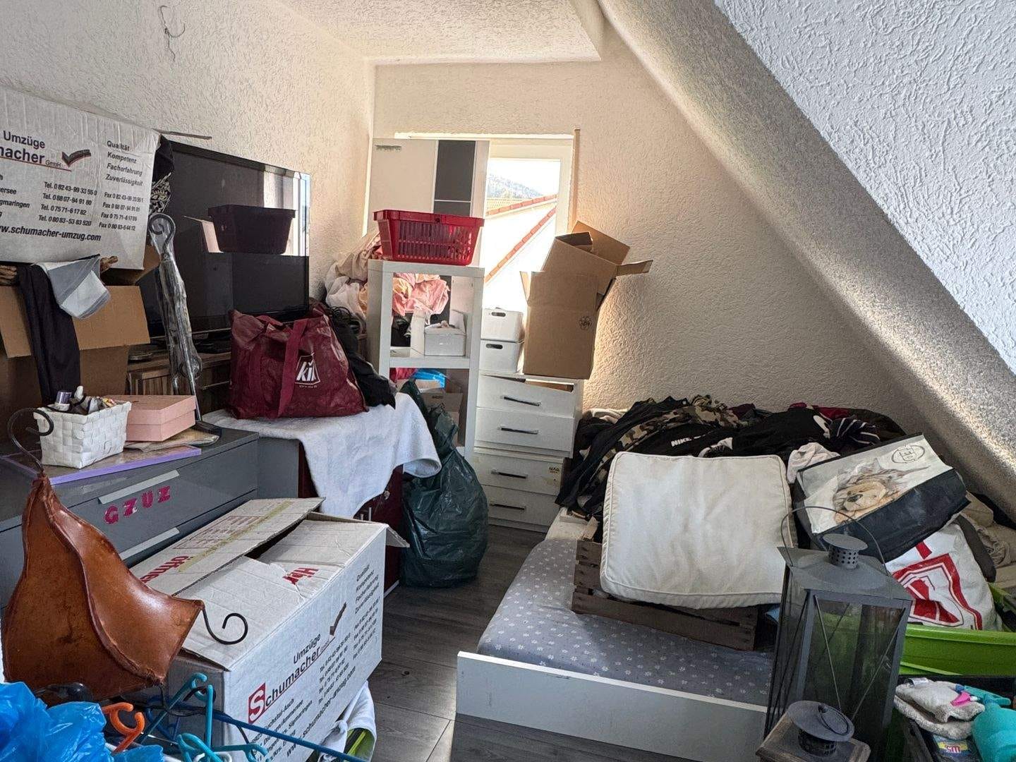 Immobilie in Deilingen - 3-Zimmer-Dachgeschosswohnung mit Einbauküche, Stellplatz und Blick ins Grüne - Bild 4