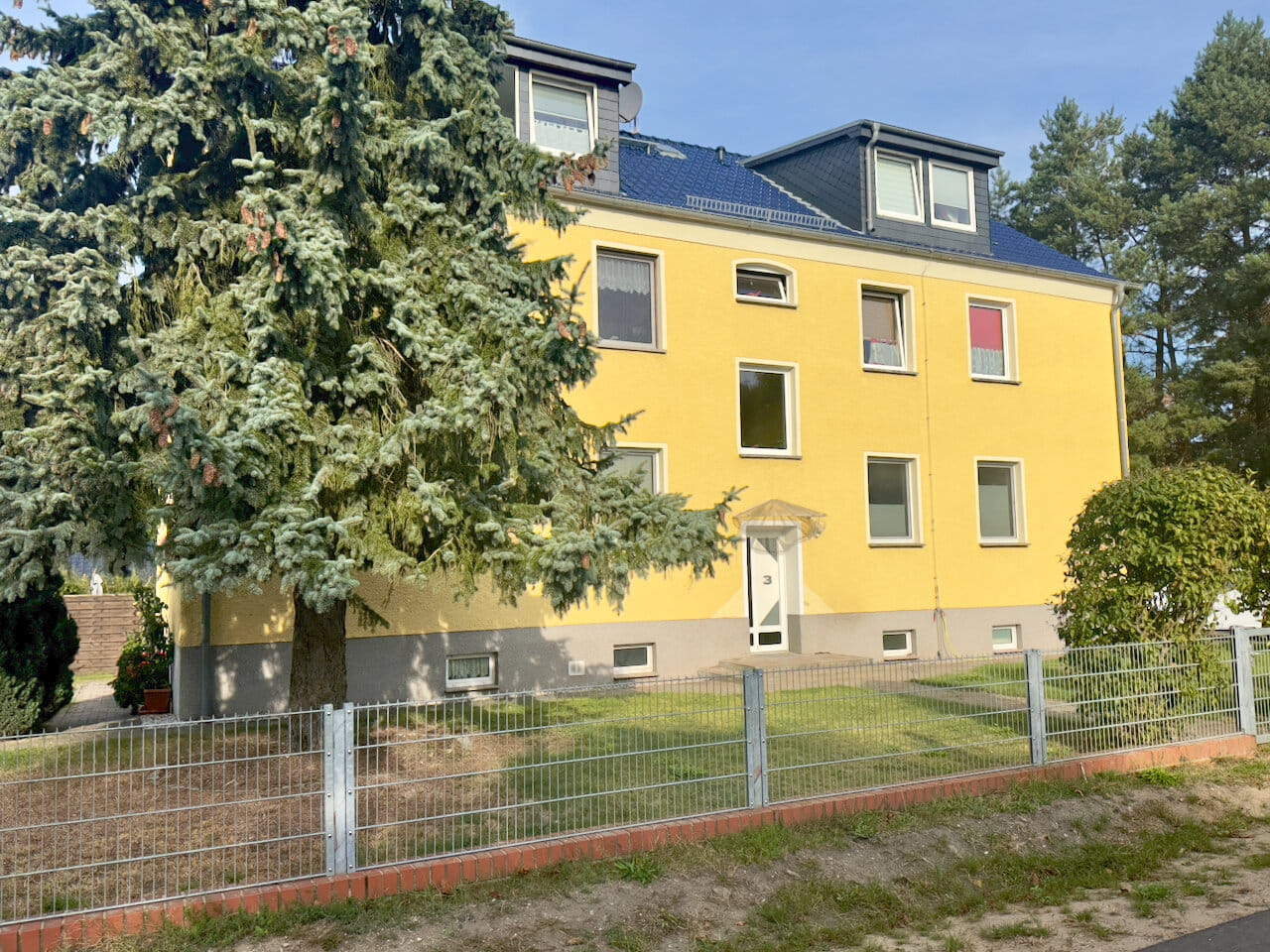 Immobilie in Ahrensfelde - Modernisiertes MFH mit fünf Wohnungen in ruhiger Lage nordöstlich von Berlin - Bild 0