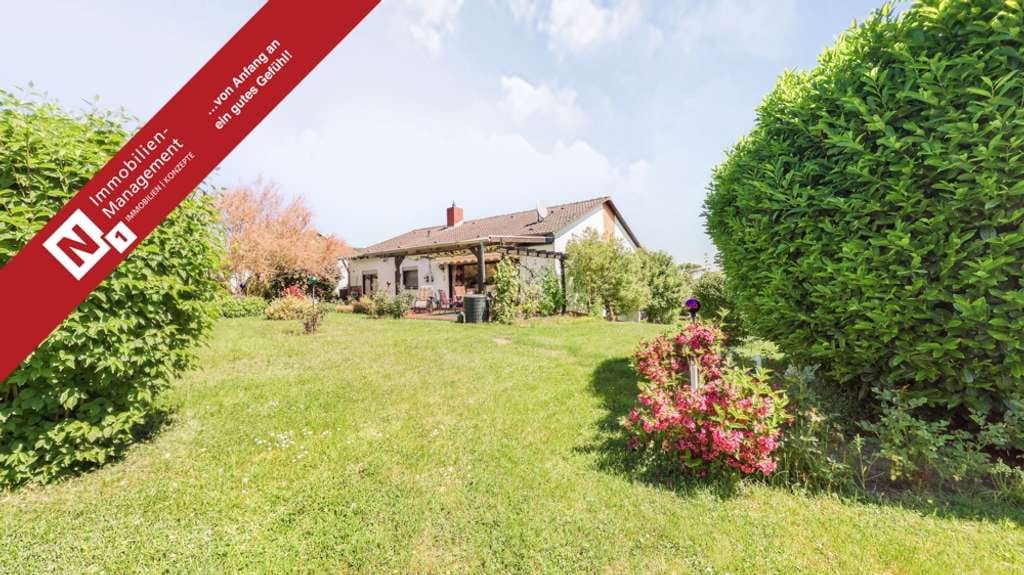 Immobilie in Hefersweiler - Einfamilienhaus im Bungalowstil mit Garage und tollem Garten - Bild 0