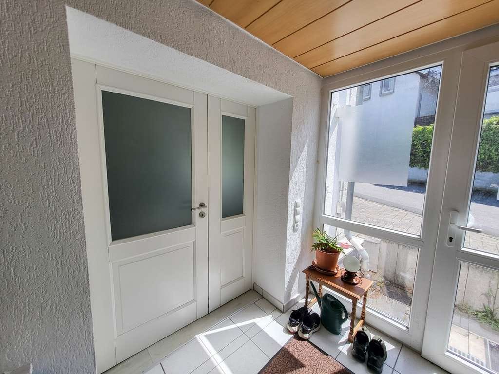 Immobilie in Ehlscheid - Großzügiges Wohnhaus mit renovierter Einliegerwohnung,  Doppelgarage und gepflegtem Garten! - Bild 3