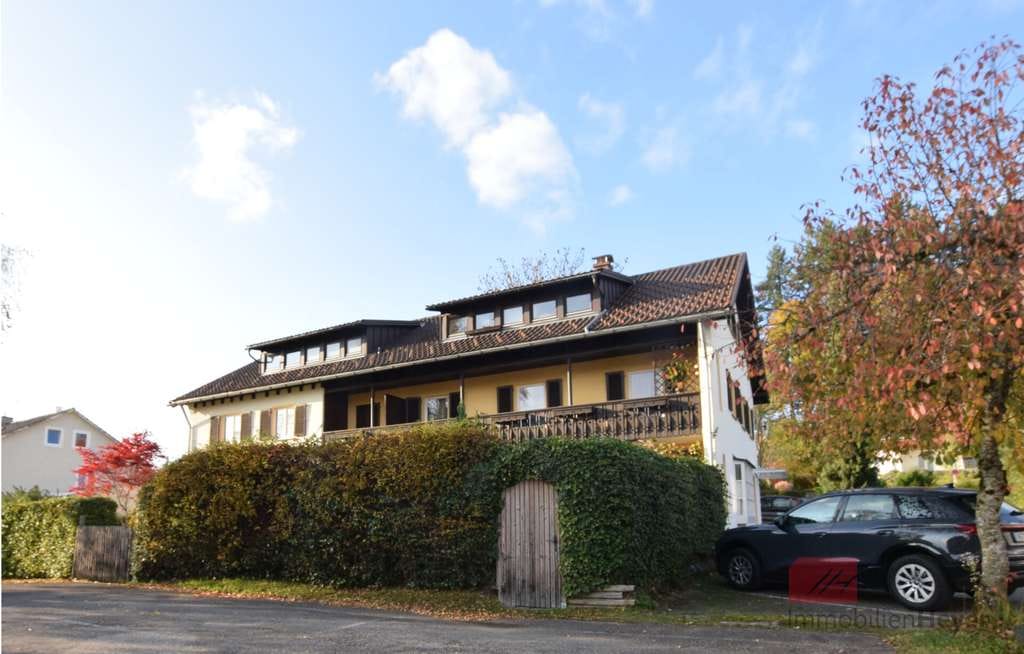 Immobilie in Isny im Allgäu - Vermietete 3-Zimmer-Dachwohnung mit Garage, in einem gepflegtem Mehrfamilienhaus - Bild 1
