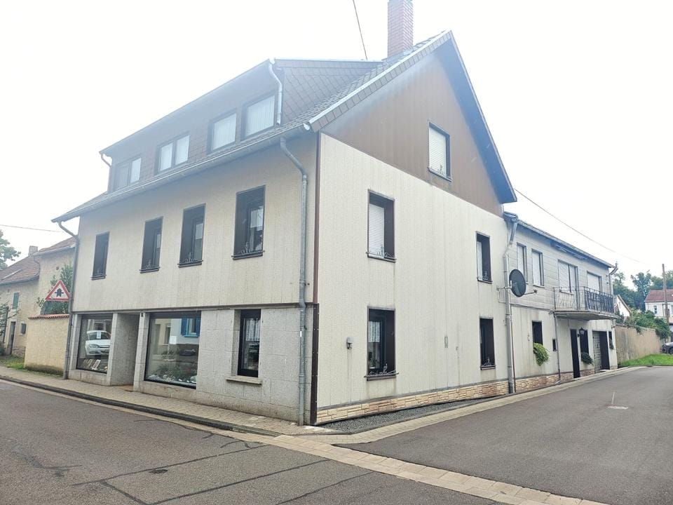 Immobilie in Wallerfangen - Einfamilien / Zweifamilienhaus mit integrierten Geschäftsräumen - Bild 0