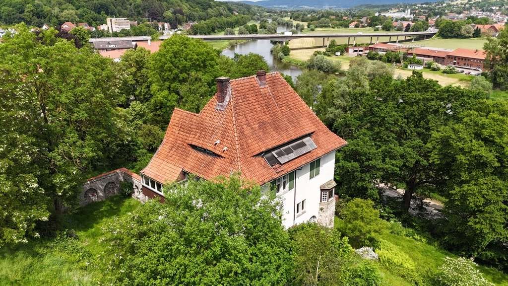 Immobilie in Vlotho - Denkmalgeschützte Fabrikantenvilla an der Weser – Parkgrundstück mit drei zusätzlichen Bauplätzen - Bild 1