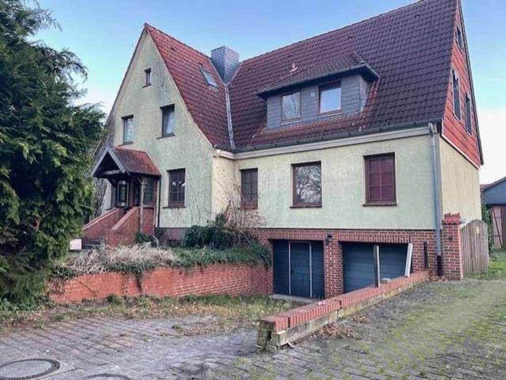 Immobilie in Adenbüttel - Wohnhaus mit 3 Wohnungen, Laden, Pferdeboxen, Stall und Nebengebäude - Bild 0