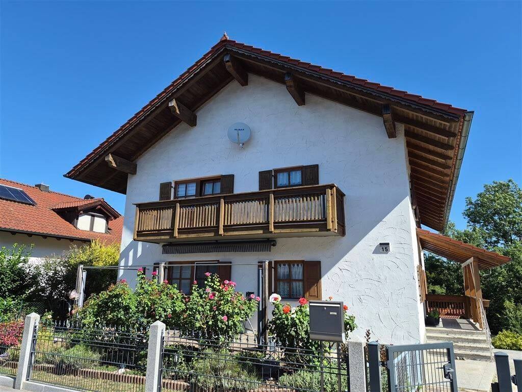 Immobilie in Winzer - Zweifamilienhaus mit viel Potenzial - Bild 1