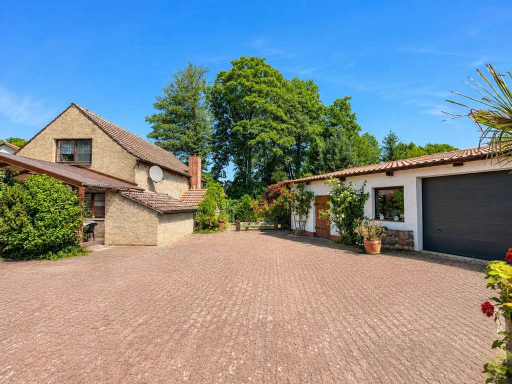 Immobilie in Feldberger Seenlandschaft - Charmantes Ferienhaus mit teilweisem Seezugang am Carwitzer See – Naturidylle in der Feldberger Seen - Bild 1